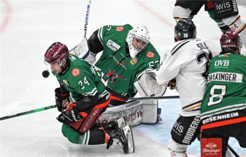 Sieht gefährlicher aus, als es war: Max Brandl (links) bekam den Puck nicht an den Kopf. Vielmehr partierte Torhüter Christopher Kolarz den Schuss. Foto Hans-Jürgen Ziegler