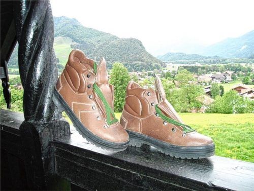 Sind es die Bergschuhe von Joseph oder die von Georg Ratzinger? Dazu gibt es unterschiedliche Ansichten. Foto Johann Nußbaum