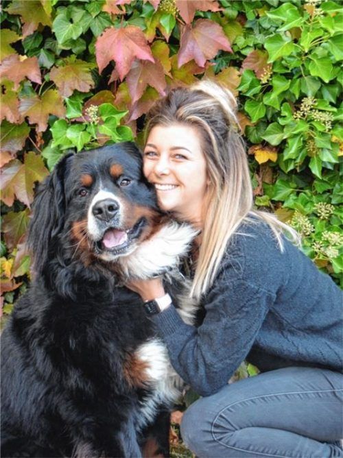 Sind seit gut zwei Jahren ein Team: Heilerziehungspflegerin Christina Mandl und ihr Berner Sennenhund. Fotos Re