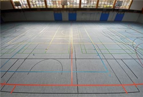 So macht Sport Spaß: Mit einem Sonderförderprogramm konnte in Bad Endorf der Sportboden in der Sporthalle erneuert werden. Der neue Bodenaufbau hat eine integrierte Fußbodenheizung. Deren Steuerung wurde optimiert, die Pumpe getauscht – ein Beitrag zum Energiesparen im Sinne des Klimaschutzes. Mit zusätzlichen Linierungen wurde die Nutzbarkeit optimiert. Nun kann seit Januar wieder der gesamte Schul- und Vereinssport auf einem neuen, warmen und verletzungspräventiven Sportboden betrieben werden.
