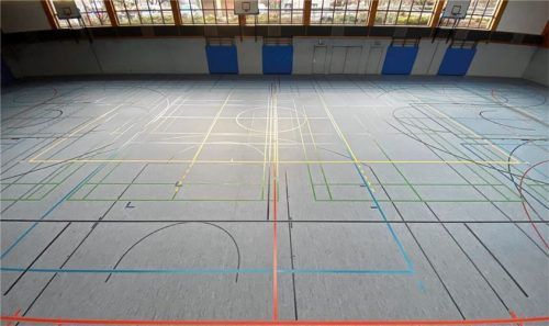 So macht Sport Spaß: Mit einem Sonderförderprogramm konnte in Bad Endorf der Sportboden in der Sporthalle erneuert werden. Der neue Bodenaufbau hat eine integrierte Fußbodenheizung. Deren Steuerung wurde optimiert, die Pumpe getauscht – ein Beitrag zum Energiesparen im Sinne des Klimaschutzes. Mit zusätzlichen Linierungen wurde die Nutzbarkeit optimiert. Nun kann seit Januar wieder der gesamte Schul- und Vereinssport auf einem neuen, warmen und verletzungspräventiven Sportboden betrieben werden.