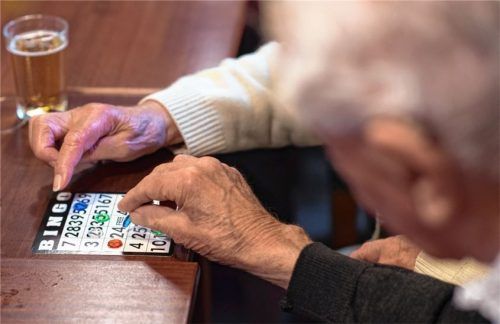 Spielen, reden, Kaffee trinken: Die Nachbarschaftshilfe hat auch einen Besuchsdienst, bei dem Ehrenamtliche Zeit mit älteren Menschen verbringen. Foto dpa
