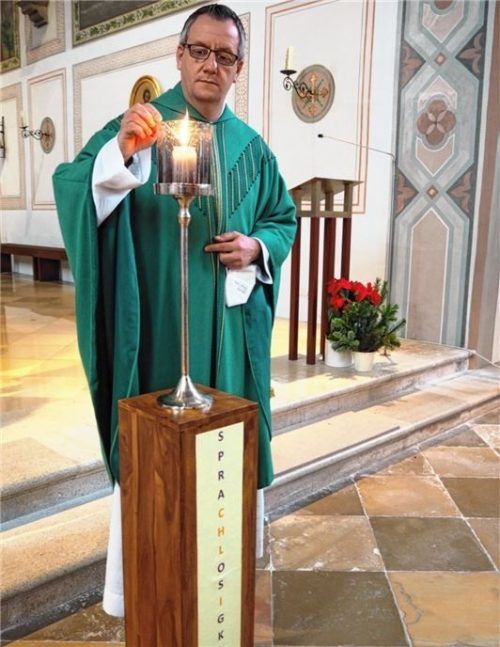 Spricht von „Schockstarre“ angesichts des Missbrauchsgutachtens: Dekan Daniel Reichel, hier beim Entzünden einer Kerze. Foto Aerzbäck