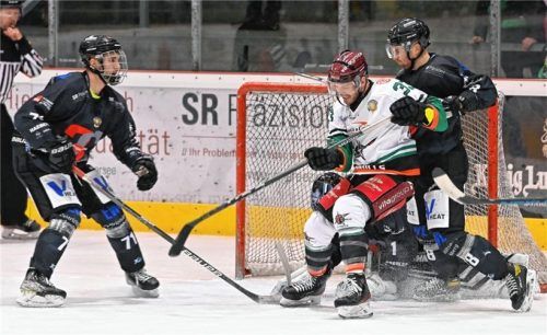 Starbulls-Stürmer Brock Trotter gegen den Ex-Rosenheimer Jussi Nättinen (rechts) und Sven Gäbelein. Foto Thorsten Jordan