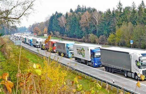 Stau im Gemeindegebiet Raubling Richtung Kufstein.