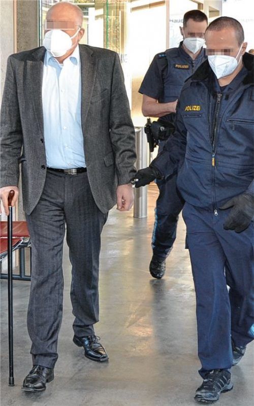 Stefan H. (50), Theologe aus Ottobrunn und selbst ernannter Arzt mit zeitweise eigener Praxis, wird von Vollzugsbeamten in den Gerichtssaal geführt..Foto Kretzmer