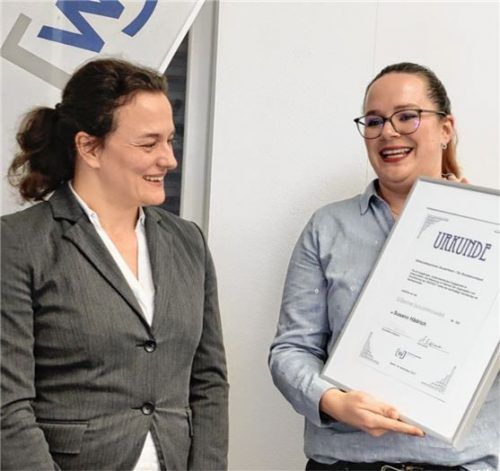Susann Hädrich (links) erhält die Ehrennadel der Wirtschaftsjunioren Deutschland von Kreissprecherin Monika Eisermann.Fotos re