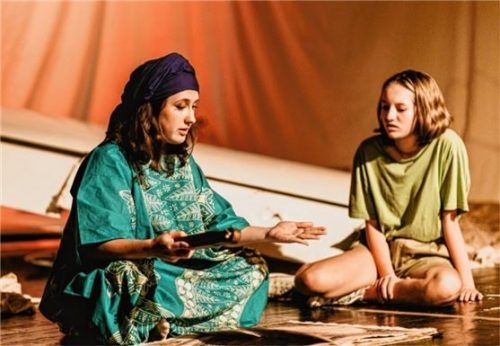Szene aus „Der kleine Prinz“ von der Theatergruppe INNszenierung mit Carina Budde (links) und Finia Edom. Foto Pilz