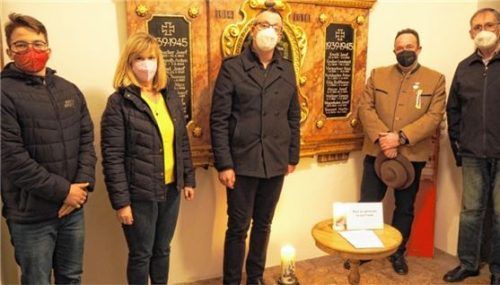 Tauschten sich nach dem Gottesdienst noch zum Krieg in der Ukraine aus: (von links) Jacob Buys, Michaela Gietl, Dekan Daniel Reichel, Robert Bucher und Georg Kaffl. Foto Aerzbäck