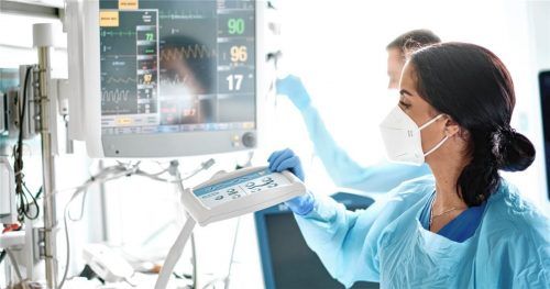 Teamarbeit: Nicht nur die Mitarbeiter in einzelnen Stationen, wie hier in einer Intensivstation des Schön-Klinikumsverbundes, sondern auch die Kliniken der Region arbeiteten in der Corona-Pandemie auf ganz neuem Niveau zusammen. Foto Schön Kliniken