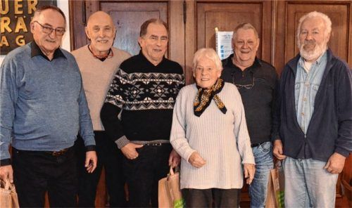 Teilnehmer und Gastgeber des Senioren-Schafkopfturniers: (von links) Otto Masching, Seniorenbeauftragter Dr. Berthold Suldinger, Klaus Hammerschmid, Johanna Weber, Ali Mangst und Organisator Sepp Warmedinger. Foto Sedlbauer
