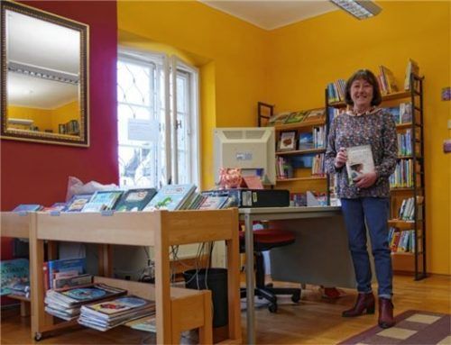 Theresia Huber engagiert sich seit fast 40 Jahren in der Bücherei, die sich im Pfarrhof befindet. Foto  Vähning