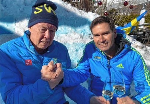 Trainer Wolfgang Pichler (links) und Physiotherapeut Jürgen Gstatter prosten in Ruhpolding auf Gold von Nils Van de Poel an.Foto Karlheinz Kas