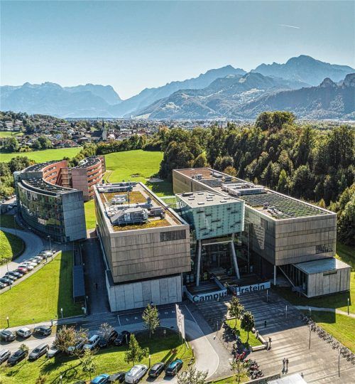 Traumhafter Ausblick: Studierende der FH Salzburg können aus 18 Bachelor- und 12 Masterstudiengängen wählen. Foto  FH Salzburg/Neumayr