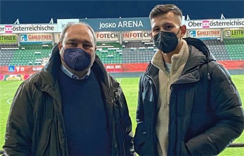 Treffen im Stadion in Ried: Stürmer Robin Ungerath (rechts) und OVB-Sportredakteur Thomas Neumeier am Rande des ÖFB-Pokal-Viertelfinals.Foto Obermüller