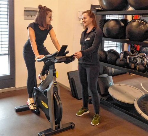 Tritt kräftig in die Pedale des Fitnessrads:  (von links) Sandra Taubenberger bekommt Tipps von Eugenia Garber, Leiterin des Bavarese-Fitnessclubs in Kolbermoor, wie sie das Gerät optimal nutzt.Foto Riediger