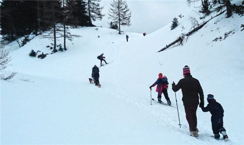 Trotz Dämmerung war noch genug Tageslicht vorhanden, um die Familie im Verbund mit den Bergwachtkräften bis zur Stoibenmöser-Alm zurückzuführen. Foto Bergwacht