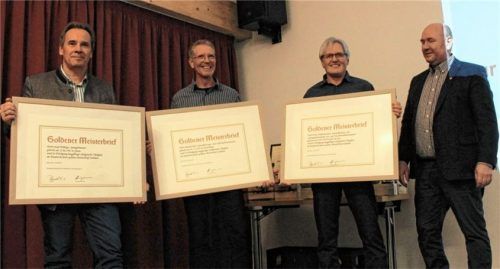 Übergabe der Goldenen Meisterbriefe: (von links) Josef Pollinger, Roland Edl und Ernst Heilmannseder mit Obermeister Gerhard Hardrath.Foto  re