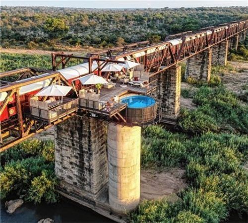 Übernachten im stationären Zug auf einer historischen Eisenbahnbrücke und dabei Flusspferde beobachten: das Kruger Shalati.