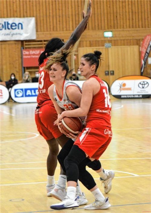 Unsanft gebremst von zwei Hernerinnen: Sarah Mortensen und Wasserburgs Basketball-Damen. Foto Gabi Hörndl