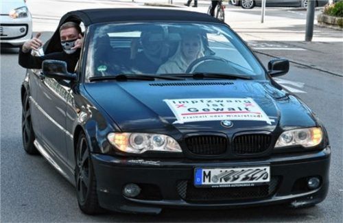 Unter dem Motto „Impfzwang ist Gewalt“ fand ein Autokorso von Raubling nach Rosenheim statt.