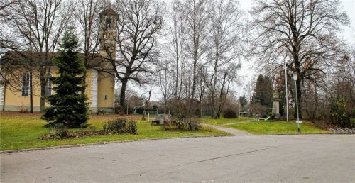 Unter dem Titel „Grüne Mitte“ soll die Fläche zwischen den Kirchen neu strukturiert und aufgewertet werden. Foto Heinz