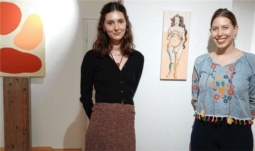 Unter dem Titel „Seelennacktheit“ stellen die beiden Malerinnen Jule Kraus (links) und Zoè Müller ihre Bilder aus. Foto Riedl