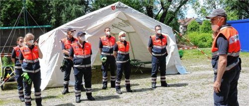 Unter der Leitung von Andy Lukas (rechts), Leiter der Malteser Motorradstaffel, haben im vergangenen Jahr acht neue Ehrenamtliche eine Grundausbildung für den Katastrophenschutz absolviert. Foto Malteser
