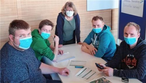 Ursula König, Ökoberaterin des Amtes für Ernährung, Landwirtschaft und Forsten Rosenheim, in Diskussion mit zukünftigen Rosenheimer Betriebsleitern beim Ökoseminartag der Landwirtschaftsschule. Foto AELF