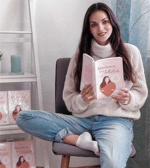 Veronika Cohrs mit ihrem Buch.Foto privat