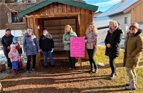 Vertreterinnen der Christlichen Frauenbewegung übergeben die Spenden vor der Flohmarkthütte am Birner-Garten unter anderem an Vertreter der Stiftung Attl und des Wilhelm-Löhe-Heims in Traunreut.Foto re