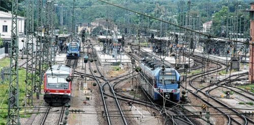 Viele Gleise, wenig Bedeutung? Kritiker des Brenner-Nordzulaufs warnen vor einer Degradierung des Bahnhofs Rosenheim, wenn die Fernstrecken einmal weit außen herumlaufen.Foto Reisner