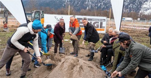 Viele Schaufeln im Einsatz:  Der „Dynafit“-Gründer und Präsident der Oberalp Gruppe, Heiner Oberrauch (Mitte links), setzt zusammen mit dem Geschäftsführer der Oberalp Gruppe Zentral Europa, Axel Brosch (Mitte), dem Rosenheimer Landrat Otto Lederer (Mitte rechts) sowie dem Kiefersfeldener Bürgermeister Hajo Gruber (rechts daneben) und zahlreichen Beteiligten den Spatenstich für den neuen Firmensitz. Fotos Oberalp Gruppe