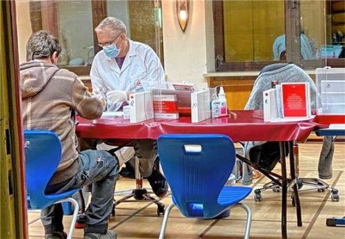 Viele waren bereit zu helfen und kamen zur jüngsten Blutspende-Aktion in Bernau. Die Online-Terminvormerkung hat positive Auswirkungen auf die Wartezeiten.Foto Hötzelsperger