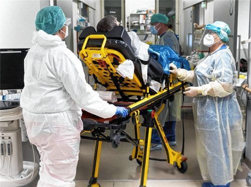Ein Patient wird in der Notaufnahme des Rosenheimer Romed-Klinikums eingeliefert. Derzeit kommt es immer wieder vor, dass die Notaufnahme kurzzeitig keine Patienten mehr annehmen kann. Foto Romed