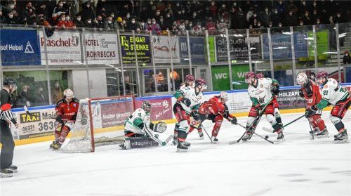 Vor allem zu Beginn des zweiten Drittels gab es immer wieder brenzlige Szenen vor dem Rosenheimer Tor. Foto  Alwin Zwibel