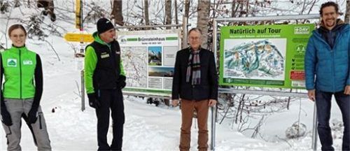 Vor der naturverträglichen Skitourenkarte stehen (von links) Carmen Neumann, Gebietsbetreuerin der Rosenheimer Alpen, Franz Knarr vom DAV, Forstamtsleiter Dr. Georg Kasberger und Christoph Schnurr vom DAV.Foto AELF