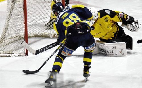 Waldkraiburgs Nico Vogl erzielte in dieser Szene gegen Schongau das zwischenzeitliche 7:1. Foto Paolo del Grosso