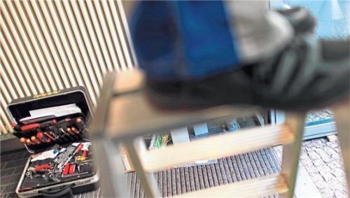 Wenn Handwerker und Handwerkerinnen Mängel nur schleppend beseitigen, dürfen Mieter die Miete mindern. Foto Arno Burgi/dpa
