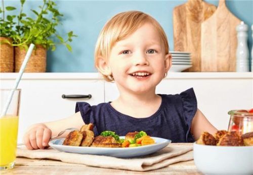 Wenn Kinder bei der Zubereitung helfen, schmeckt das Essen im Anschluss gleich viel besser. Foto  djd/Reinert Bärchen