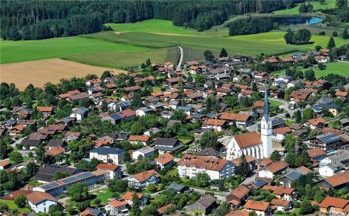 Blick ins Ortszentrum von Eggstätt: Die Obinger Straße, das Rathaus, das Heistracherhaus, die Schule und das Lehrerwohnhaus, die Hartseehalle sowie die Kirche am Kirchplatz sollen an eine regionale Wärmeerzeugung angeschlossen werden.Foto  re