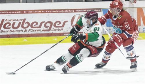 Wieder mit dabei: Kevin Slezak, der nach seiner Gesichtsverletzung mit einem Vollvisier spielte. Rechts Peitings Lukas Motloch. Foto  Roland Halmel