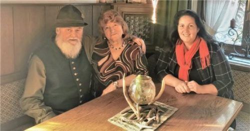 Willfried und Juliana Portisch (links) bekamen Besuch von Bürgermeisterin Antonia Hansmeier, die dem Paar zu 50 Jahren Eheleben gratulierte. Foto  re