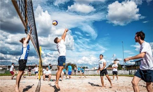 Wo die Beachvolleyballer des TSV aufschlagen, soll bald eine Tribüne für Fußballzuschauer stehen. Foto  Bartsch