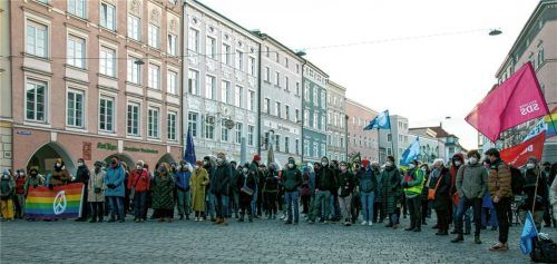 Zeichen für Frieden und Solidarität: Geschätzt gut 1000 Teilnehmer versammelten sich am Sonntag auf dem Rosenheimer Max-Josefs-Platz, um gegen den Krieg Russlands gegen die Ukraine zu protestieren. Foto Kirschner