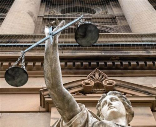 Zwei Jahre und fünf Monate lautet das Urteil gegen einen 26-Jährigen, der sich wegen Diebstahls und Körperverletzung vor dem Schöffengericht Rosenheim verantworten musste. Foto dpa