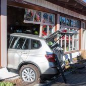 Millionenschaden nach Industriebrand Auto kracht ins Schaufenster