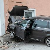 Katze steckt in Motorraum fest Autofahrer rammt Hauswand Pöbelnde  Flüchtlinge Teilsperrung  im Tunnel Pöcking