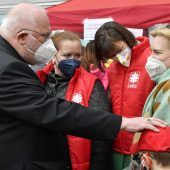 Kardinal besucht den Hauptbahnhof