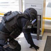 Stichflamme schießt aus Briefkuvert